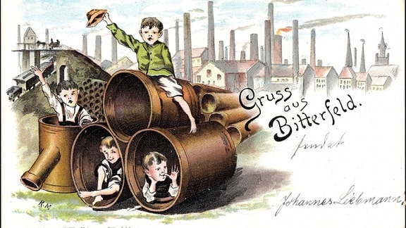  historische Postkarte von Bitterfeld: Kinder spielen in Rohren