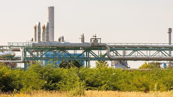 Rohre und Schornsteine des Chemieparks in Bitterfeld