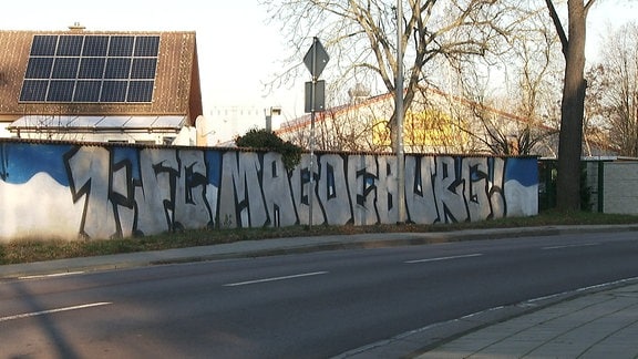 Eine besprühte Mauer mit dem Schriftzug 1. FC Magdeburg