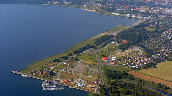 Die Luftaufnahme zeigt den Goitzsche See bei Bitterfeld-Wolfen.