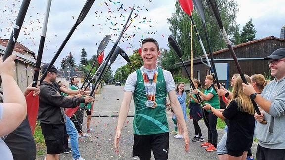 Kanute Kjell Brück vom Wassersportclub Friedersdorf, bei den Deutschen Meisterschaften hat er vier Medaillen gewonnen. Seine Vereinskollegen standen für ihn Paddelspalier.