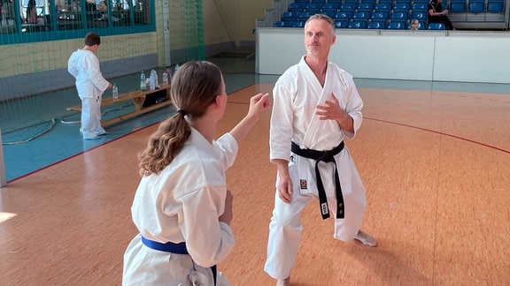Thomas Gelbrich im Karate-Anzug beim Training mit einer jungen Kämpferin