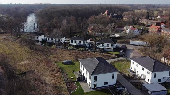 Luftbild einer Neubausiedlung am Fluss Mulde in Muldenstein. Sechs Doppelhäuser sind zu sehen.