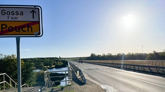 Eine Brücke, die über einen Fluss führt