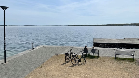 Fahrräder an Ufer eines Sees.