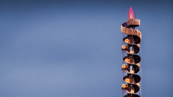 Der Pegelturm in der Goitzsche, mit vielen Lichtern als Kerze geschmückt (2020)