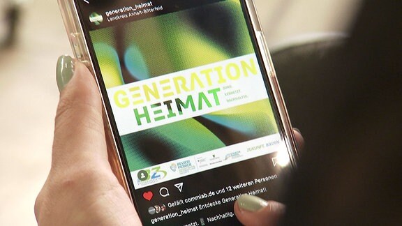 Generation Heimat ist auf dem Display eines Smartphones zu lesen.