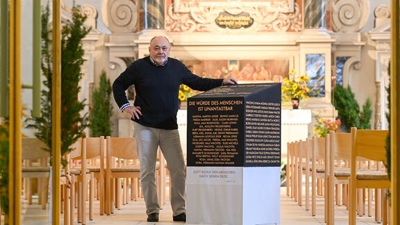 Der Künstler Hans-Joachim Prager neben dem Modell seines Gedenkmahnmals.