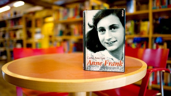 Auf einem Tisch in der Stadtbibliothek im sächsischen Pirna steht eine Biografie von Anne Frank.