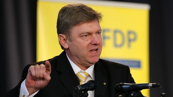 Veit Wolpert, Landesvorsitzender der FDP Sachsen-Anhalt, spricht am 08.12.2012 auf der Landesvertreterversammlung der Partei in Zerbst (Sachsen-Anhalt). Rund 200 Delegierte stimmen hier über die Landesliste für die Bundestagswahl 2013 ab.