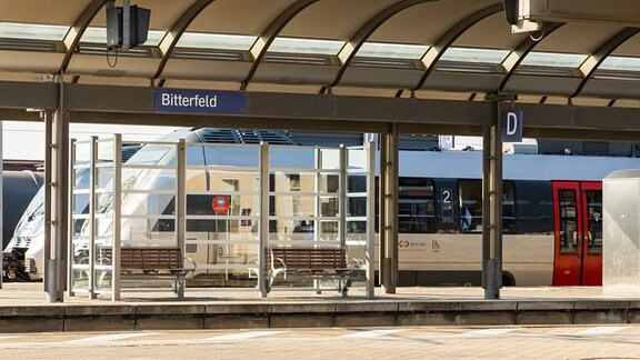 Im Bahnhof von Bitterfeld steht ein Zug des Bahnunternehmens Abellio.
