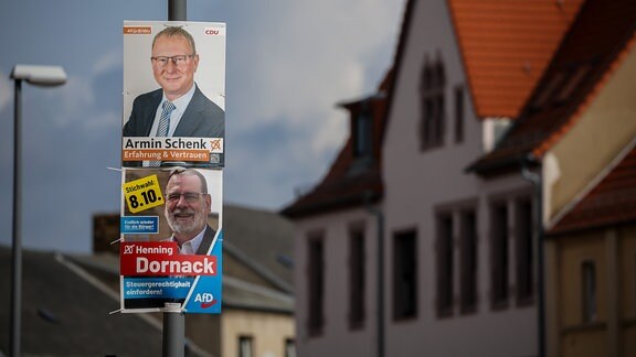 Wahlplakate der Kandidaten Schenk und Dornack hängen in Bitterfeld-Wolfen.