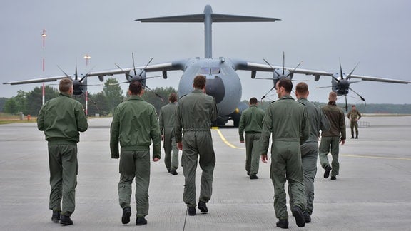 Mitglieder der Besatzung gehen 2016 zum Transportflugzeug Airbus A-400M der Luftwaffe auf dem Militärflughafen Holzdorf.