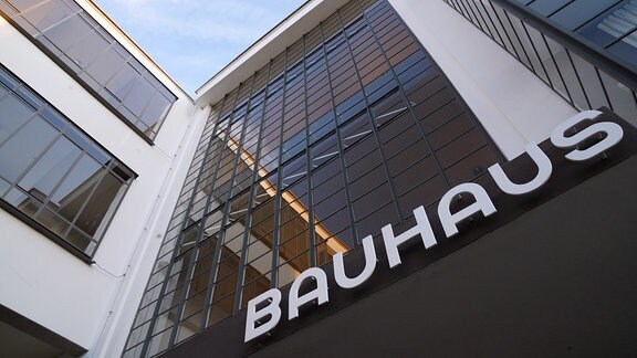 Der Schriftzug Bauhaus steht an der Fassade des Bauhaus-Gebäudes in Dessau