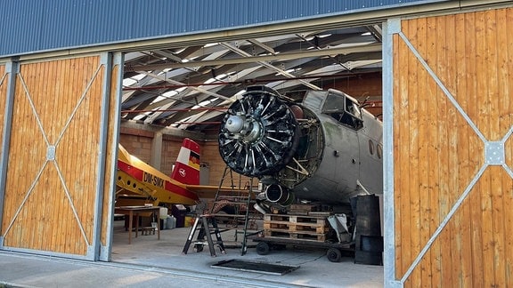 Reparaturarbeiten der Antonov AN 2