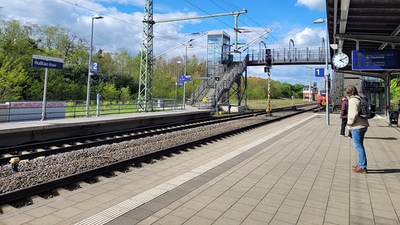 Der Bahnhof von Roßlau mit einer Fußgängerbrücke und Aufzügen.