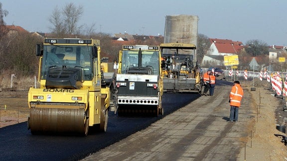 Straßenbauer bringen auf einem neuen Teilstück der Bundesstraße 184 eine Schwarzdecke auf, 2008