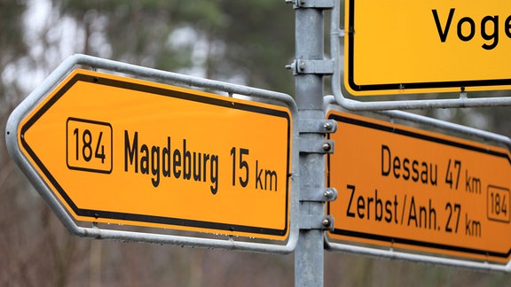 Ein Verkehrschild an der Bundesstraße 184 (B184) zeigt <<Magdeburg 15 km>> an.
