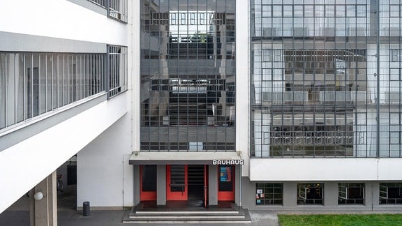 Das Bauhaus-Gebaeude in Dessau-Rosslau ist Sitz der Stiftung Bauhaus.