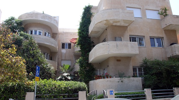 Gebäude mit Balkonen im Bauhausstil in Tel Aviv. 