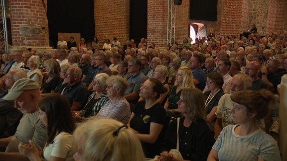 Menschen beim Bürgerforum in der Dessauer Marienkirche