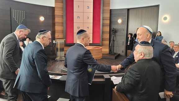 Bundeskanzler Olaf Scholz begrüßte Ron Prosor, Botschafter Israels in Deutschland.