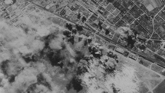 Luftbild von der Bombardierung Desssaus