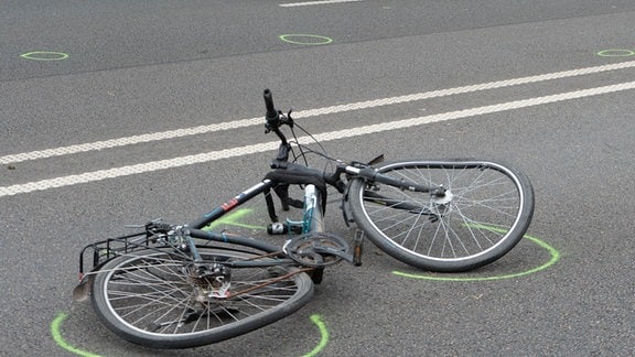Ein Fahrrad liegt an der Unfalstelle. 