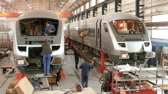 In der Produktionshalle der Fahrzeugtechnik Dessau GmbH stehen zwei der sogenannten Metropolitan-Züge