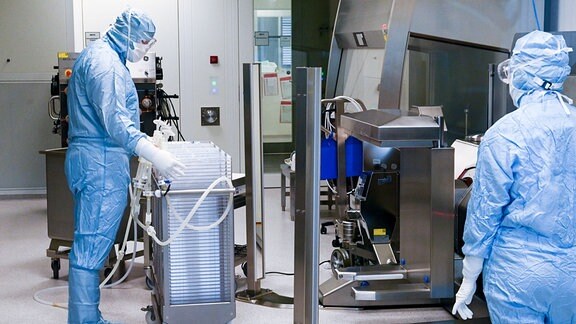 In Schutzanzügen sind Mitarbeiter im Werk des Impfstoffherstellers IDT Biologika in Dessau-Roßlau in der Wirkstoffherstellung beschäftigt.