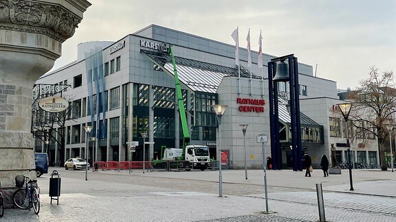 Blick zwischen Alt- und Neubau auf Rathaus-Center mit Autokran davor