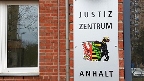 Schild vor dem Landgericht Dessau-Roßlau
