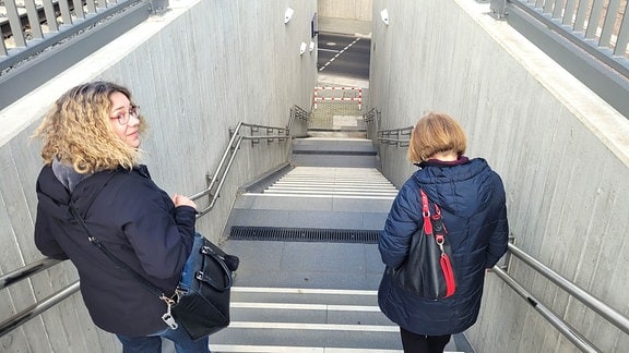 Karen Pannier und Sylvia Kania laufen die Treppe am Bahnhof Meinsdorf hinunter