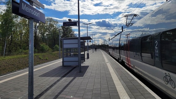 Ein Zug steht am Bahnhof von Meinsdorf