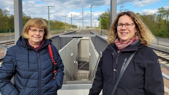 Karen Pannier und Sylvia Kania stehen am Bahnhof Meinsdorf vor dem Treppenabgang