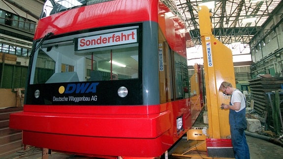 Ein Schienenbus erhält 1995 in der Montagehalle der Waggonbau Dessau GmbH den letzten Schliff
