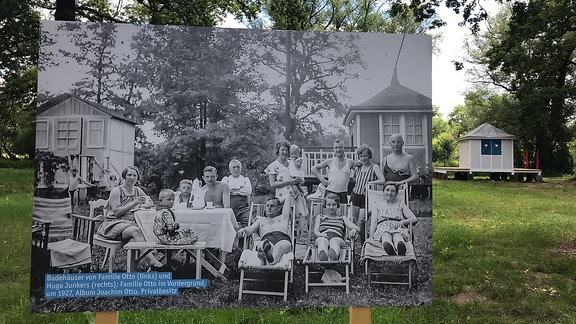 Schwarz-weiß Foto mit Familien, die im Grünen sitzen