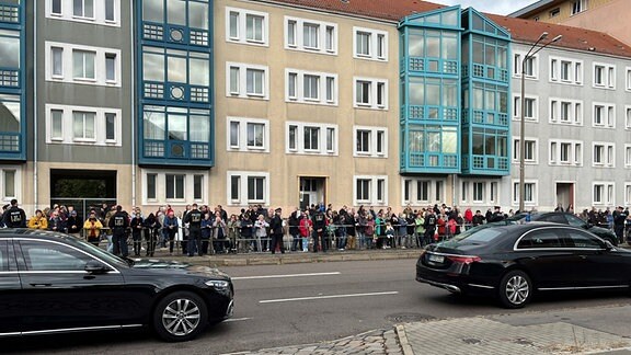Einweihung der neu erbauten Synagoge in Dessau-Roßlau, Zahlreiche Menschen beobachten die Ankunft der Gäste.