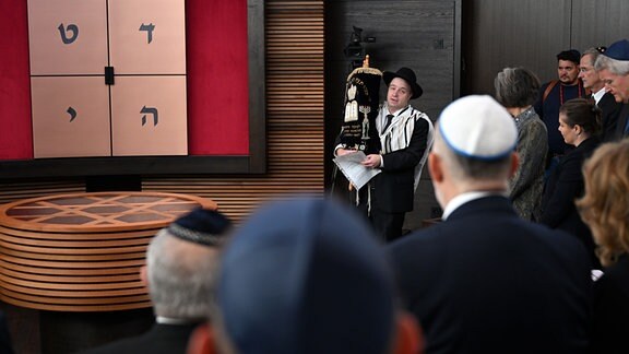 Einweihung der neu erbauten Synagoge in Dessau-Roßlau, Rabbi Daniel Fabian, Landesrabbiner Sachsen-Anhalt, trägt die Torarolle in die Synagoge.