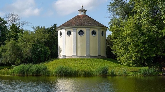 Die Synagoge, errichtet auf einem künstlichen Hügel, im Wörlitzer Park.