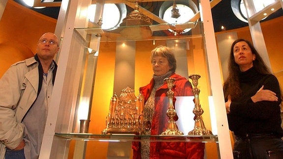 Besucher betrachten am Dienstag (21.10.2003) die neue Ausstellung "Einblicke - Jüdische Geschichte in Anhalt" in der aufwendig sanierten und restaurierten Synagoge in den Wörlitzer Anlagen. 