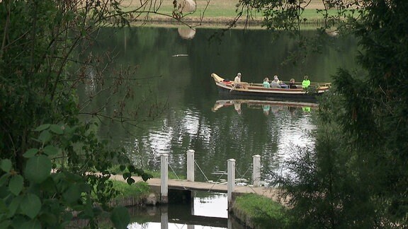 Eine Gondel fährt über den See