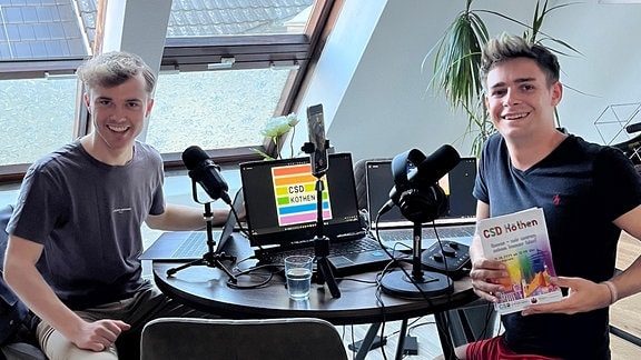 Julian Miethig vom CSD Köthen und Chris Lucio Schönburg beim Aufnehmen eines Podcasts.