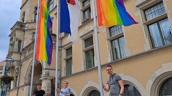 In der Mitte die Bürgermeisterin Christina Buchheim (die Linke) von Köthen, links Julian Miethig vom CSD Köthen, rechts der Vorsitzende des Jugendforums Christoph Tischendorf beim Regenbogenflagge hissen am Rathaus Köthen.