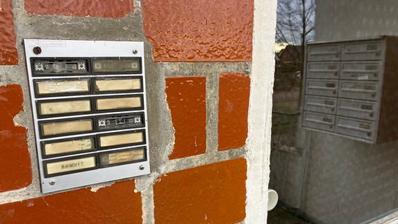 An den Klingeln eines Wohnblocks steht nur noch ein Name. Die anderen Namensschilder sind leer.