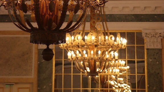 Im Spiegelsaal im Schloss Köthen spiegeln sich die Kronleuchter