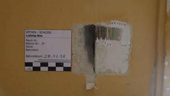 Durch Restaurationsarbeiten freigelegte 13 Farbschichten an einer Wand im Köthener Schloss