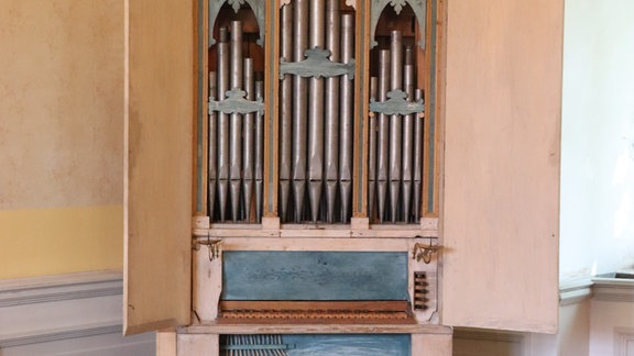 Eine alte Orgel steht in einer Ausstellung im Schloss Köthen