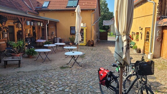Der Innenhof einer Gaststätte in Chörau.