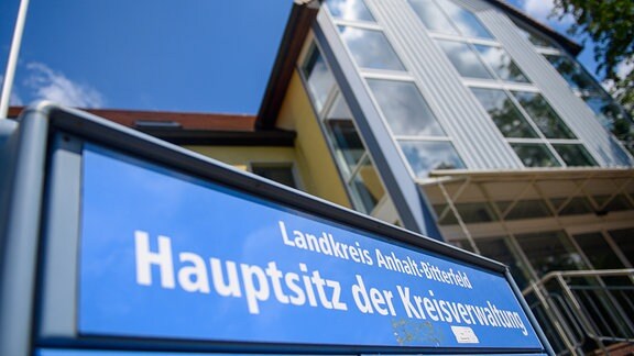 'Landkreis Anhalt-Bitterfeld' und 'Hauptsitz der Kreisverwaltung' steht auf dem Postkasten vor dem Gebäude der Kreisverwaltung.